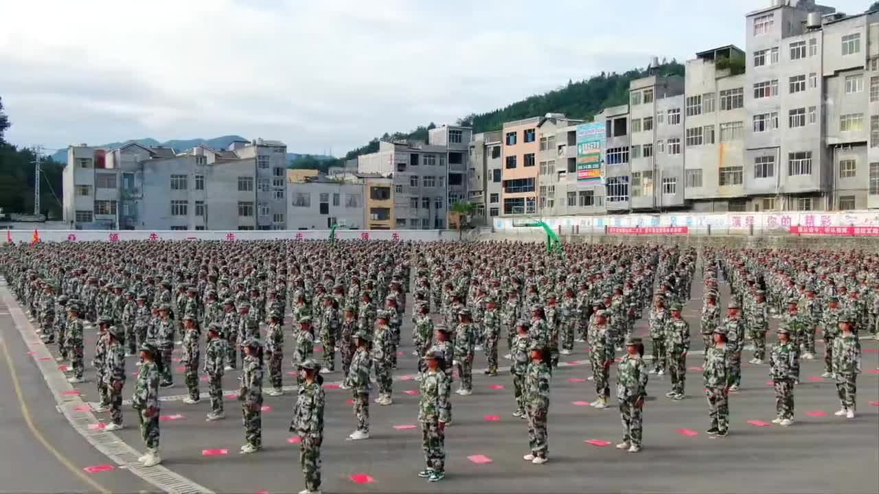 镇雄赤水源中学2022年新生军训汇演!__财经头条