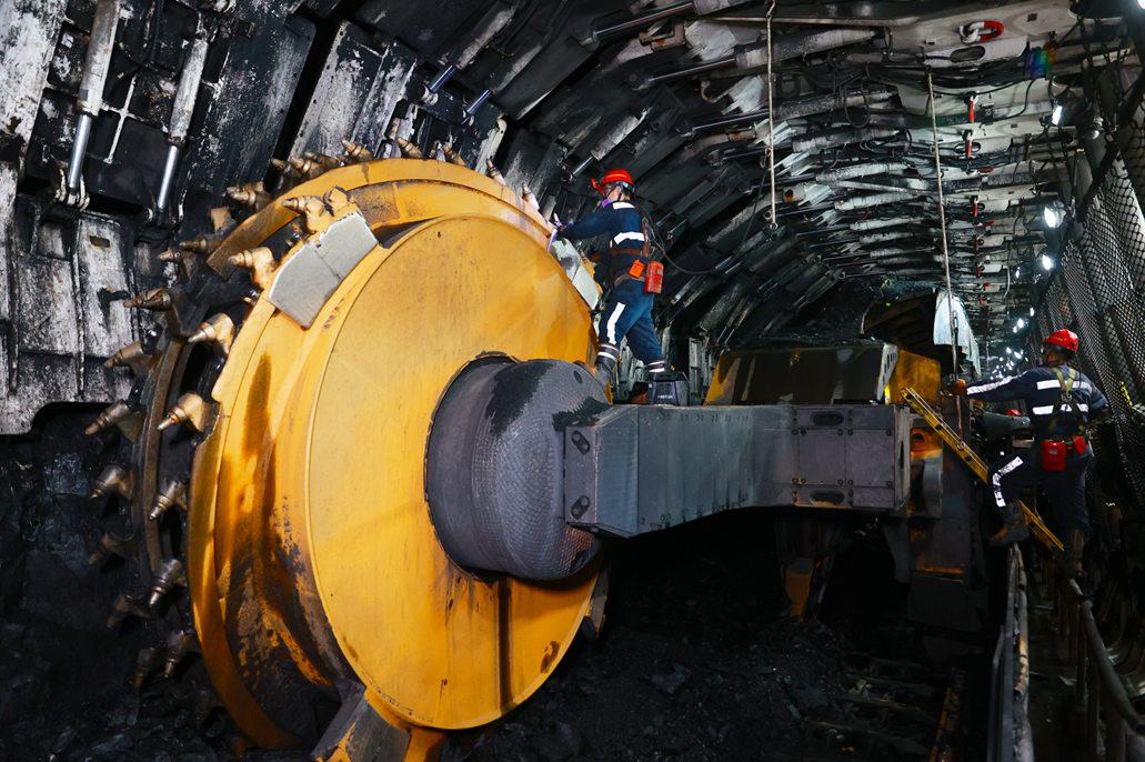 图为国家能源集团神东煤炭上湾煤矿综采一队检修工正在更换采煤机截齿