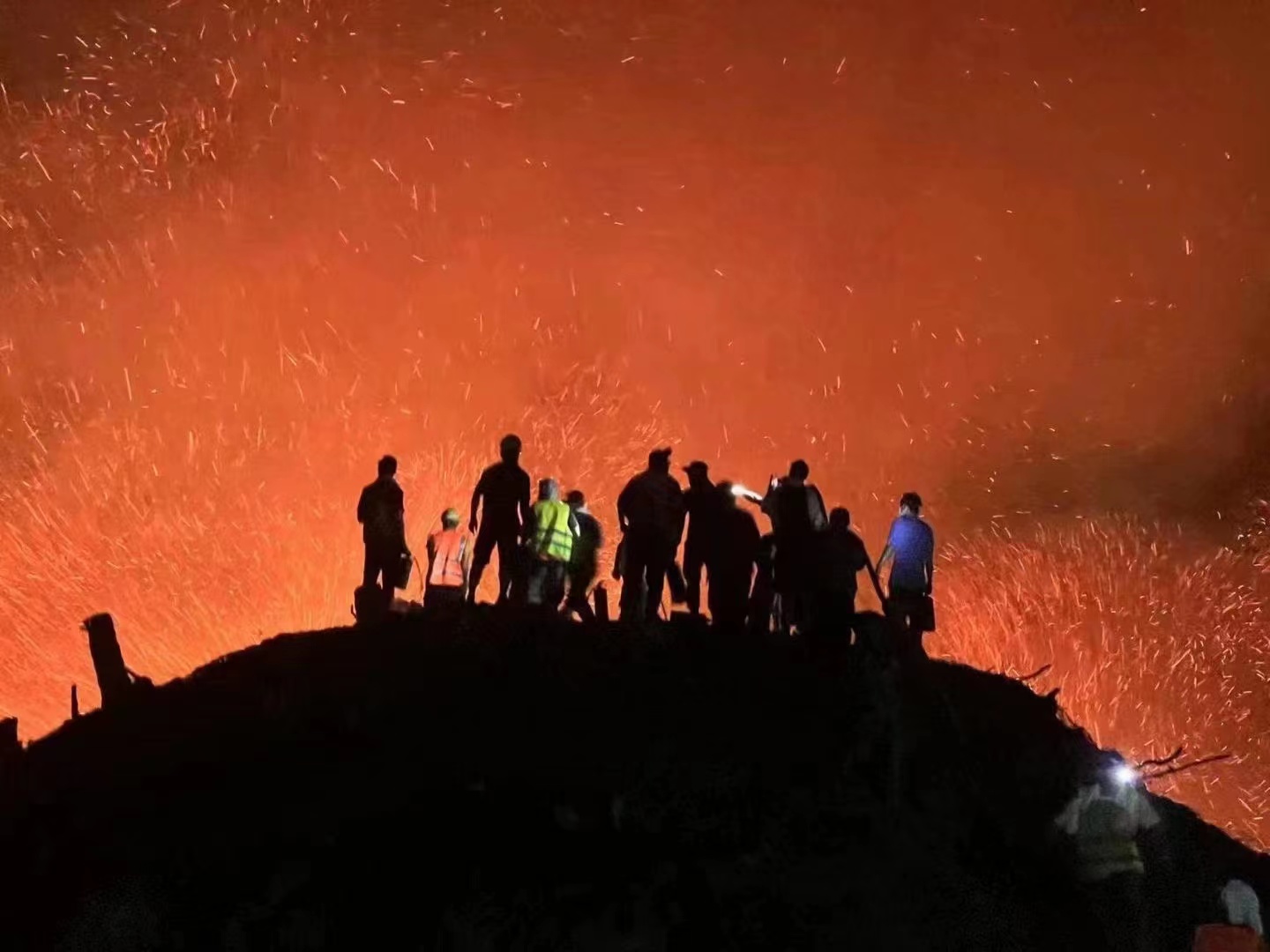 2天内汤加火山连续喷发八次，火山可怕吗？敬畏火山，但无须恐慌 - 知乎