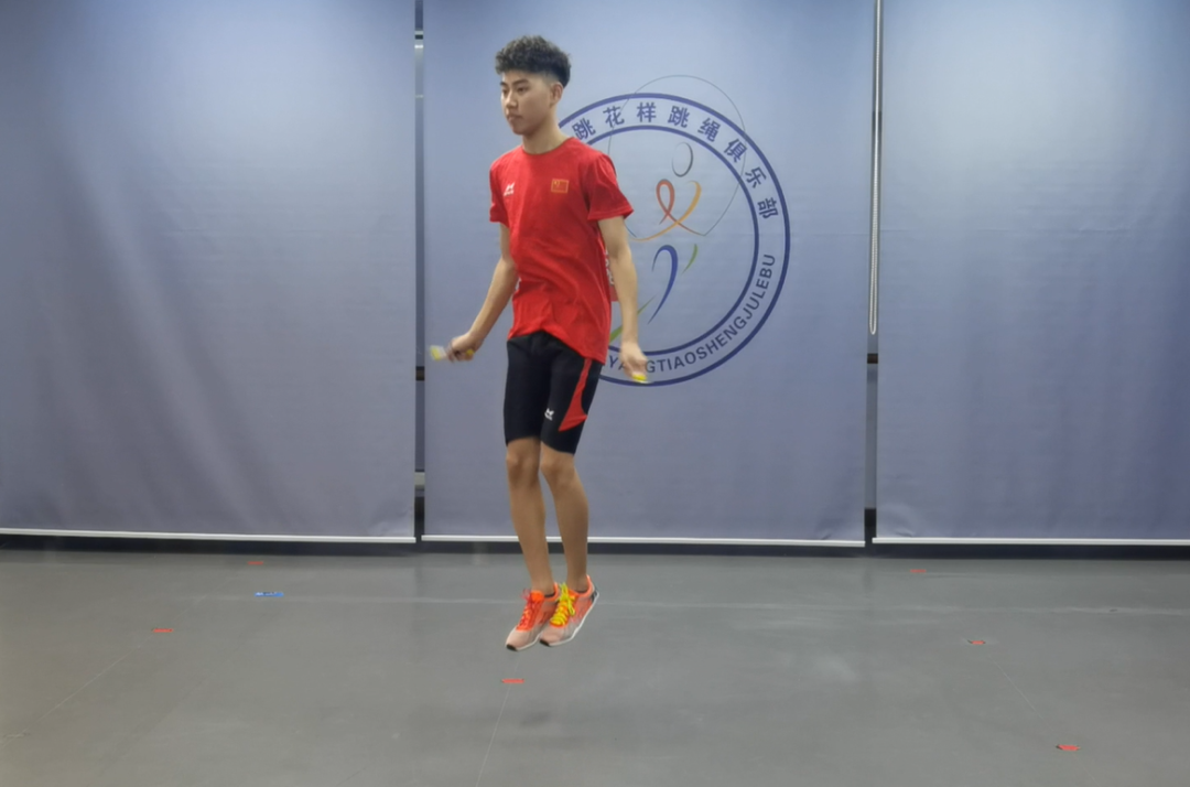 17岁中国少年三摇跳绳701次刷新吉尼斯纪录|跳绳|中国_新浪新闻