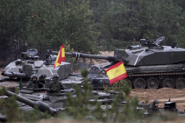 西班牙军队的豹2坦克（欧新社）