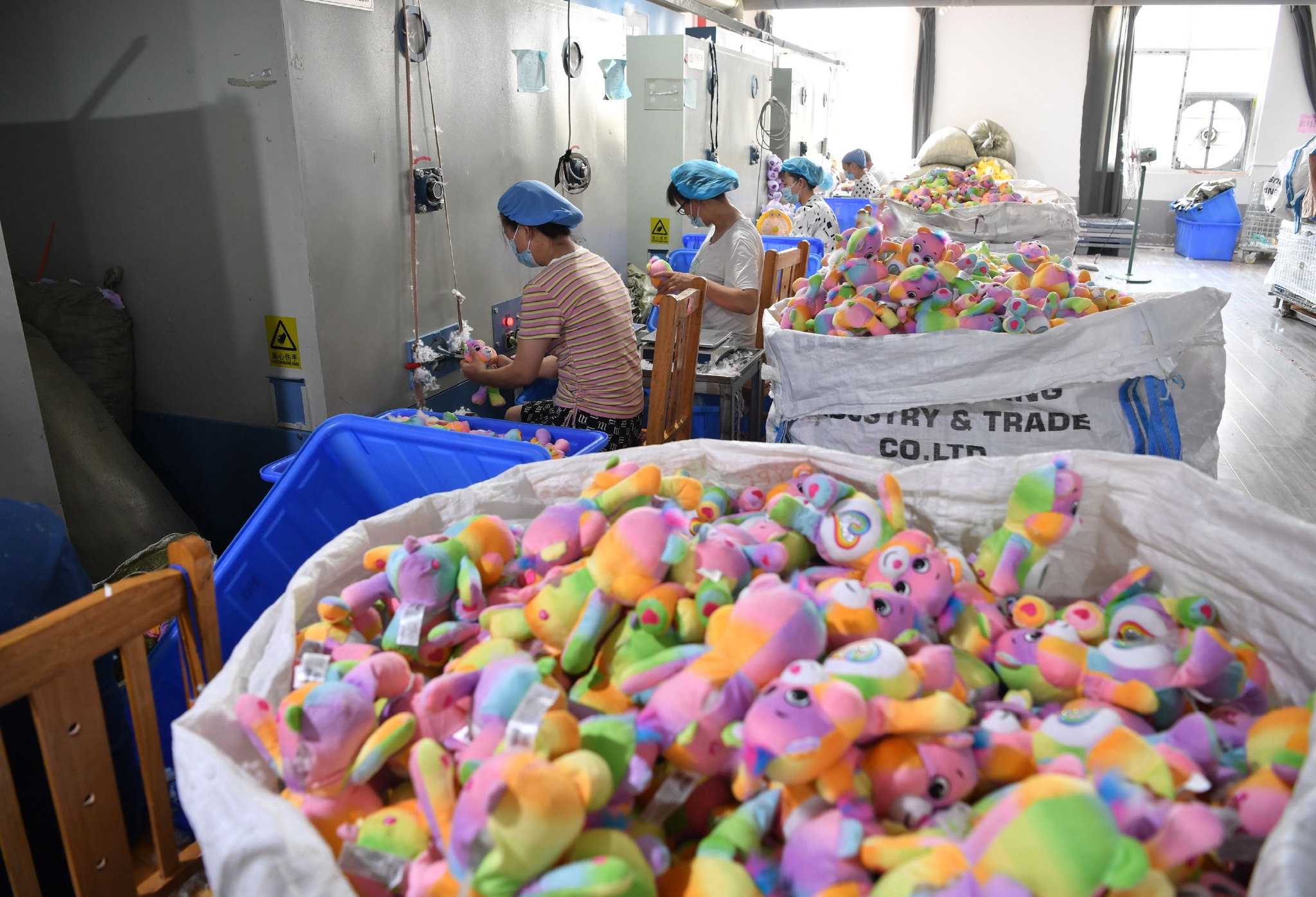 新华社记者 邵瑞 摄在安康市恒口示范区一家毛绒玩具生产企业车间内