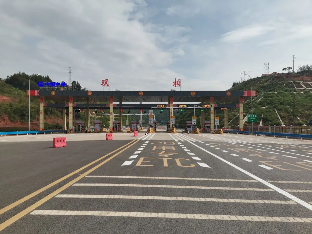 玉溪至楚雄高速公路顺接楚姚高速公路,搭接玉元,武易,安楚高速公路