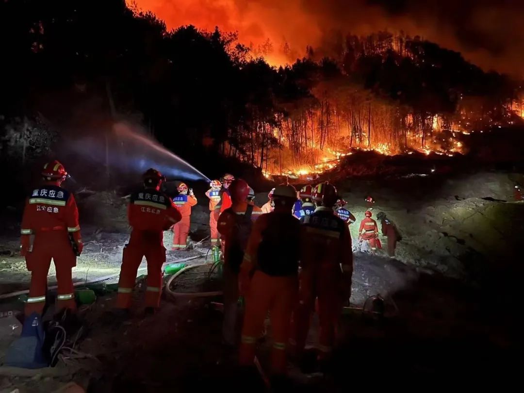 8月25日,重庆市北碚区歇马街道山火"决战缙云山"现场.夏洪波/图