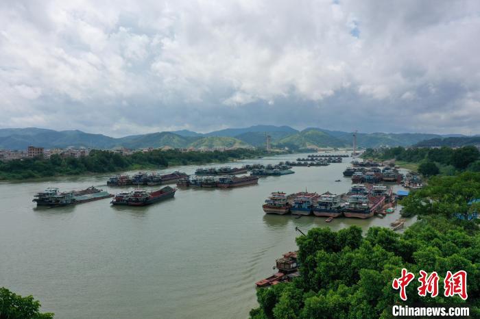 航拍平陆运河起点 郁江航运繁忙