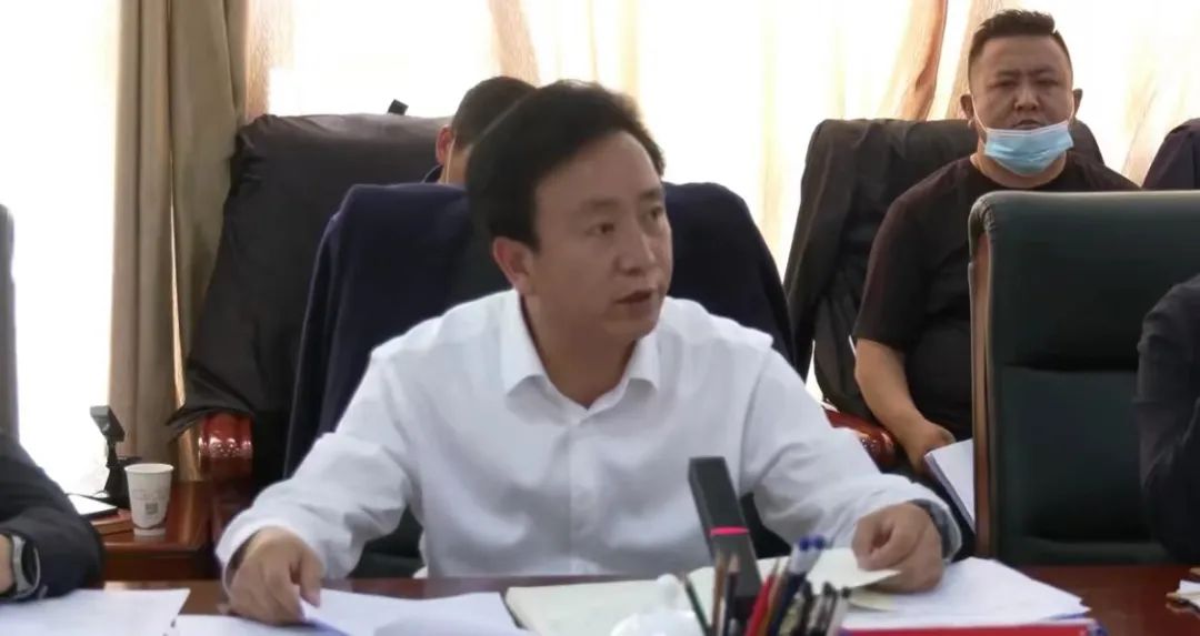 任代县长的前一天,8月23日,中共玛沁县十六届人民政府党组召开第17次