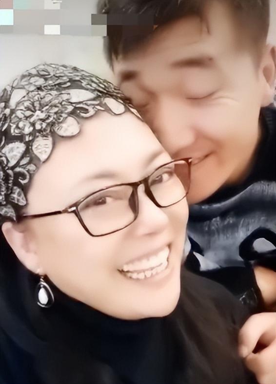 李菁菁老公刘振宣布离婚,正在离婚冷静期,露面直播眼角含泪|李菁菁