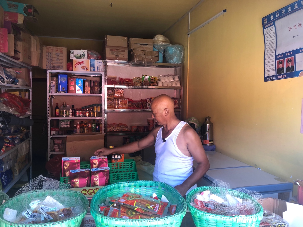 朱正华在村口经营小卖部.