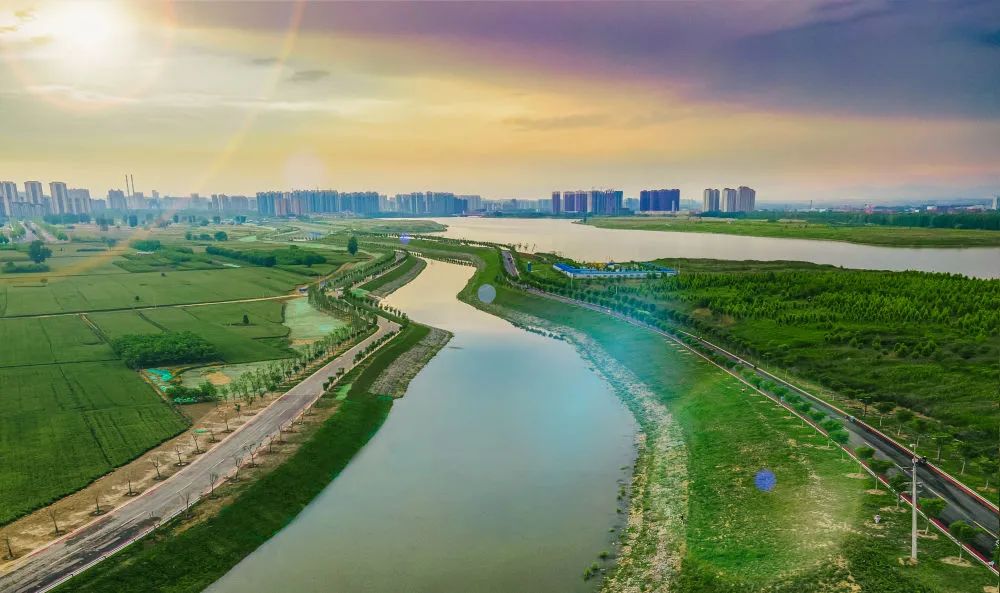 图为经过综合治理的邯郸市丛台区段滏阳河河道及两岸.