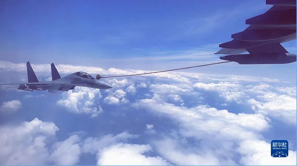 运油-20和歼-16开展海上方向空中加油训练。图源：新华社