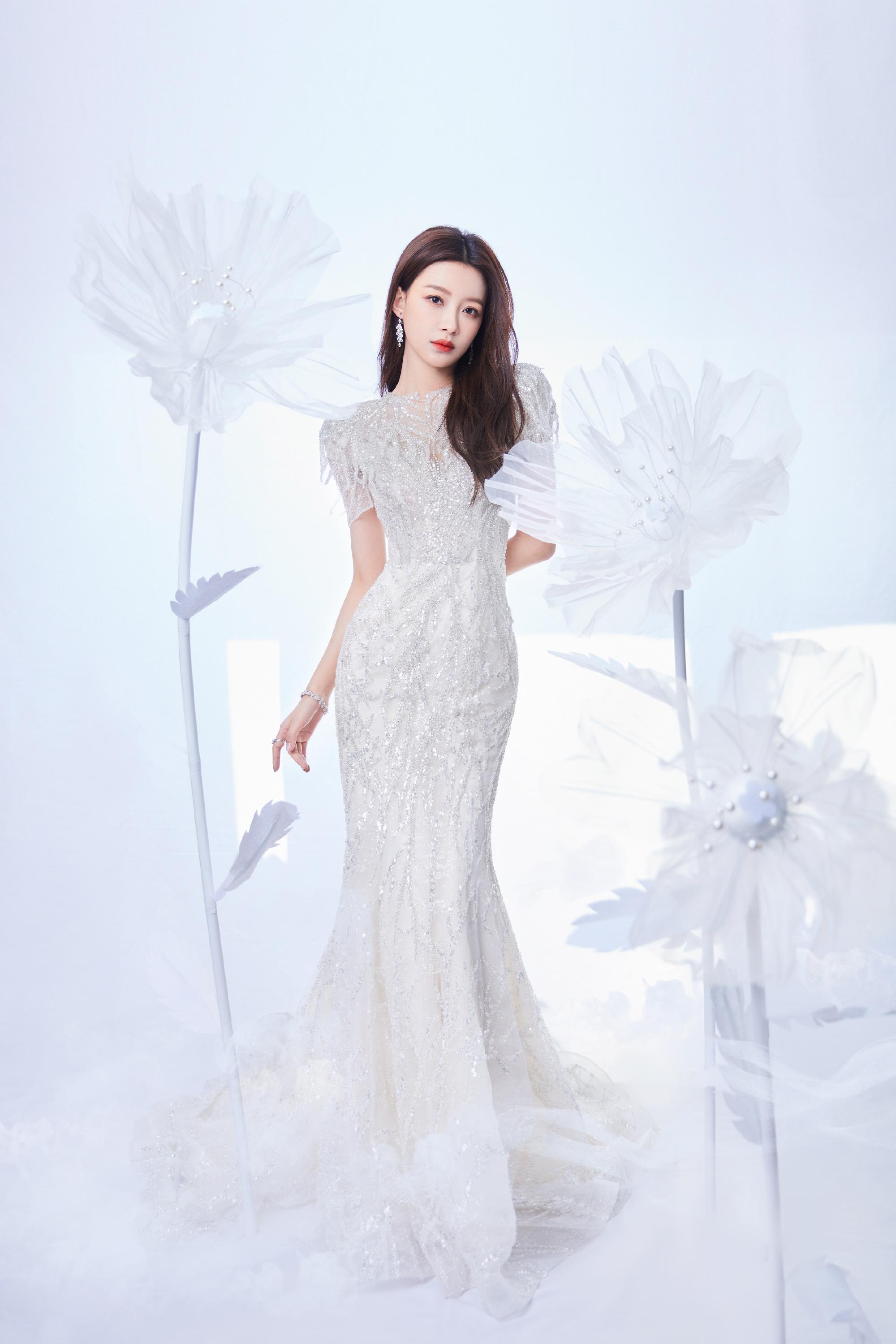 孙怡身穿雪白色连衣裙美照欣赏|孙怡|连衣裙_新浪新闻