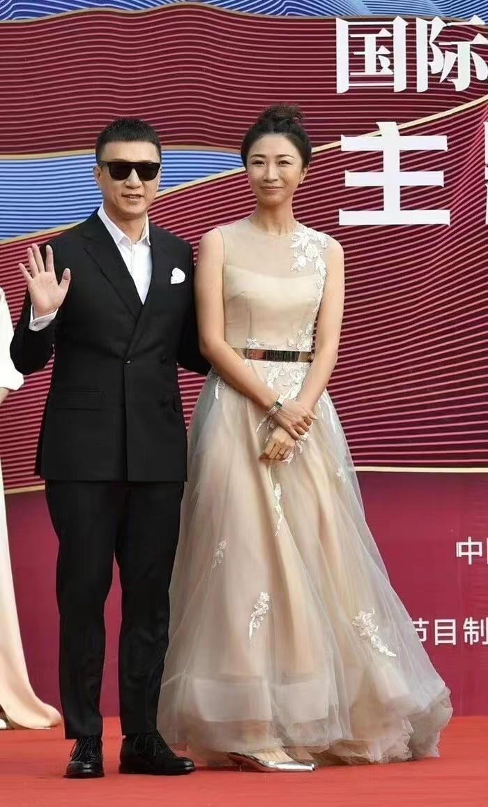 孙红雷老婆走红毯，穿高跟比1米8老公高半头，不漂亮但很有辨识度休闲区蓝鸢梦想 - Www.slyday.coM