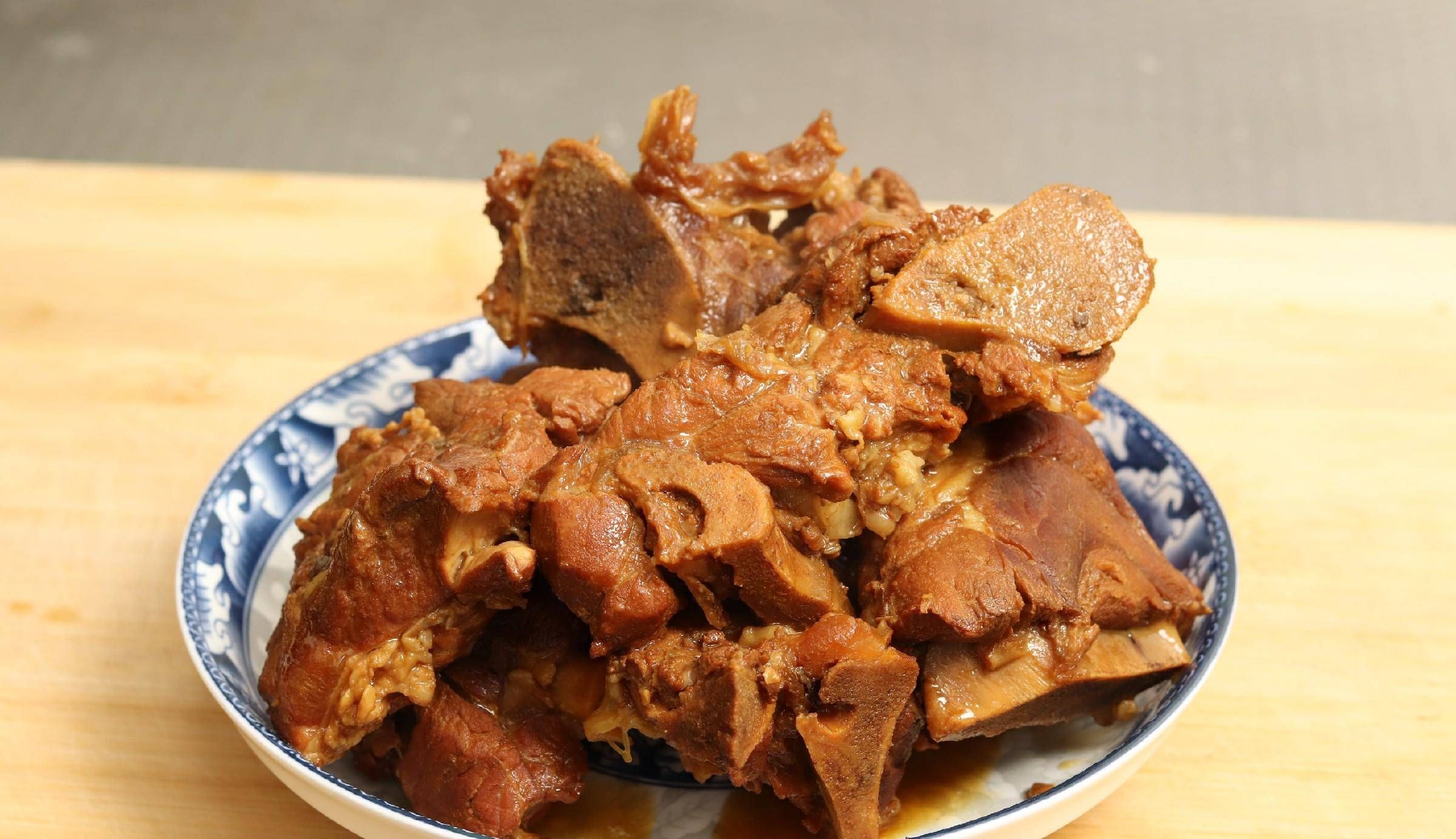 大骨头这么吃才叫过瘾,好吃又入味,酱香十足