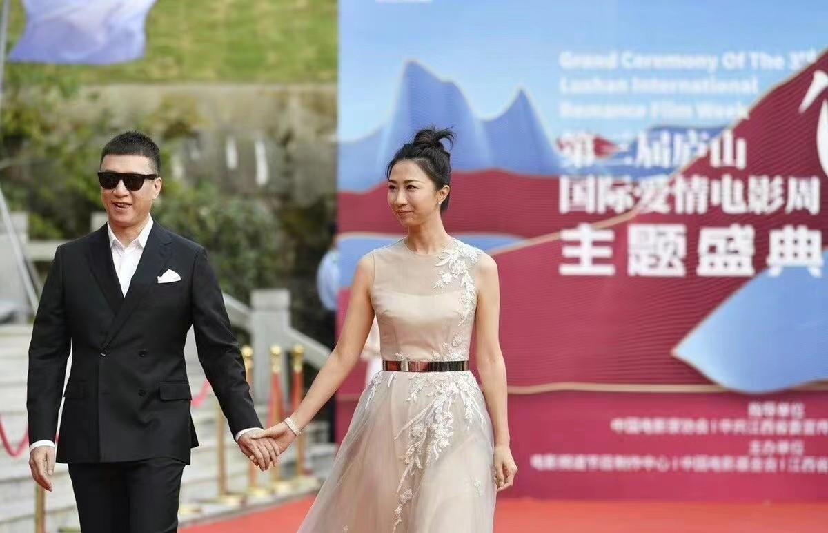 孙红雷老婆走红毯，穿高跟比1米8老公高半头，不漂亮但很有辨识度休闲区蓝鸢梦想 - Www.slyday.coM