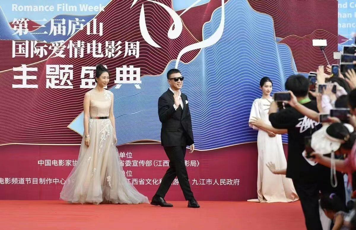 孙红雷老婆走红毯，穿高跟比1米8老公高半头，不漂亮但很有辨识度休闲区蓝鸢梦想 - Www.slyday.coM