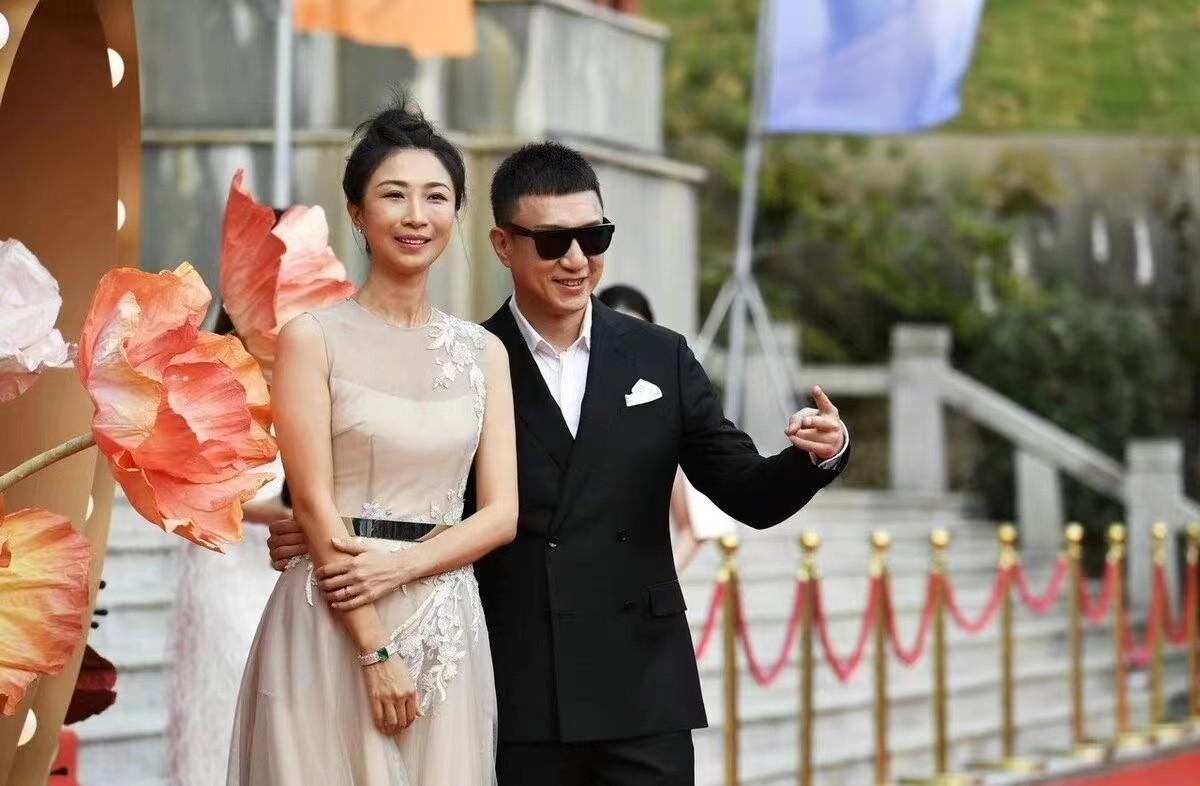 孙红雷老婆走红毯，穿高跟比1米8老公高半头，不漂亮但很有辨识度休闲区蓝鸢梦想 - Www.slyday.coM