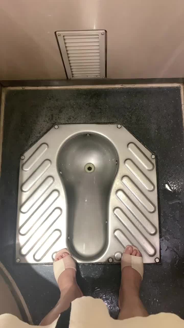高铁上厕所孔都那么小的