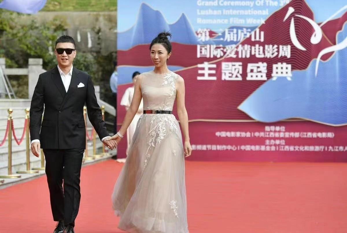 孙红雷老婆走红毯，穿高跟比1米8老公高半头，不漂亮但很有辨识度休闲区蓝鸢梦想 - Www.slyday.coM