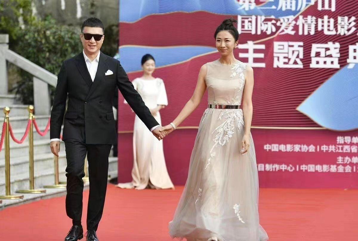 孙红雷老婆走红毯，穿高跟比1米8老公高半头，不漂亮但很有辨识度休闲区蓝鸢梦想 - Www.slyday.coM