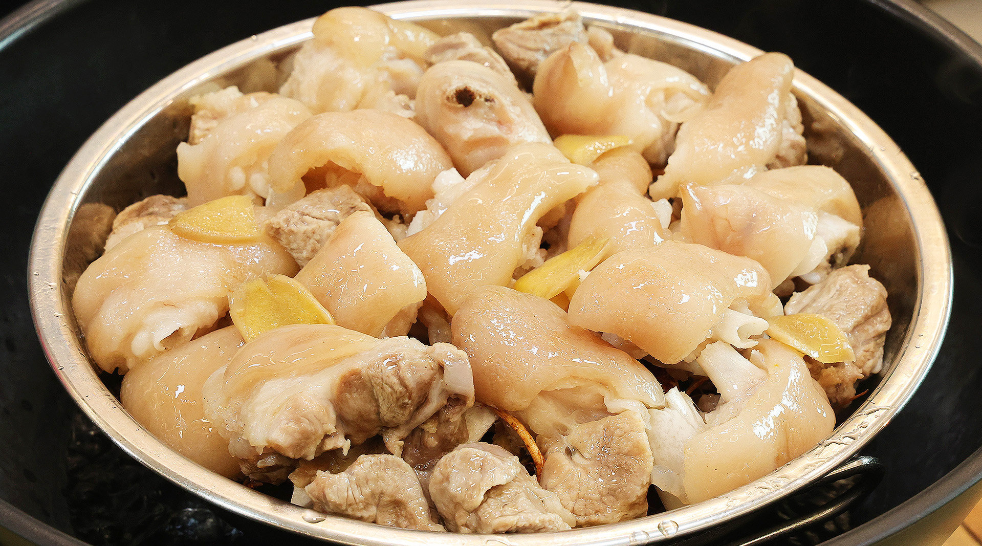 客家经典做法"干蒸猪蹄",出锅香味扑鼻,实在太好吃了!视频自