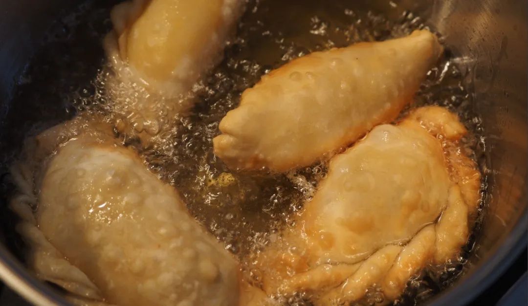 不想得老年痴呆，4种加速大脑老化的食物要少吃！每天这样做，脑不萎缩更灵活！