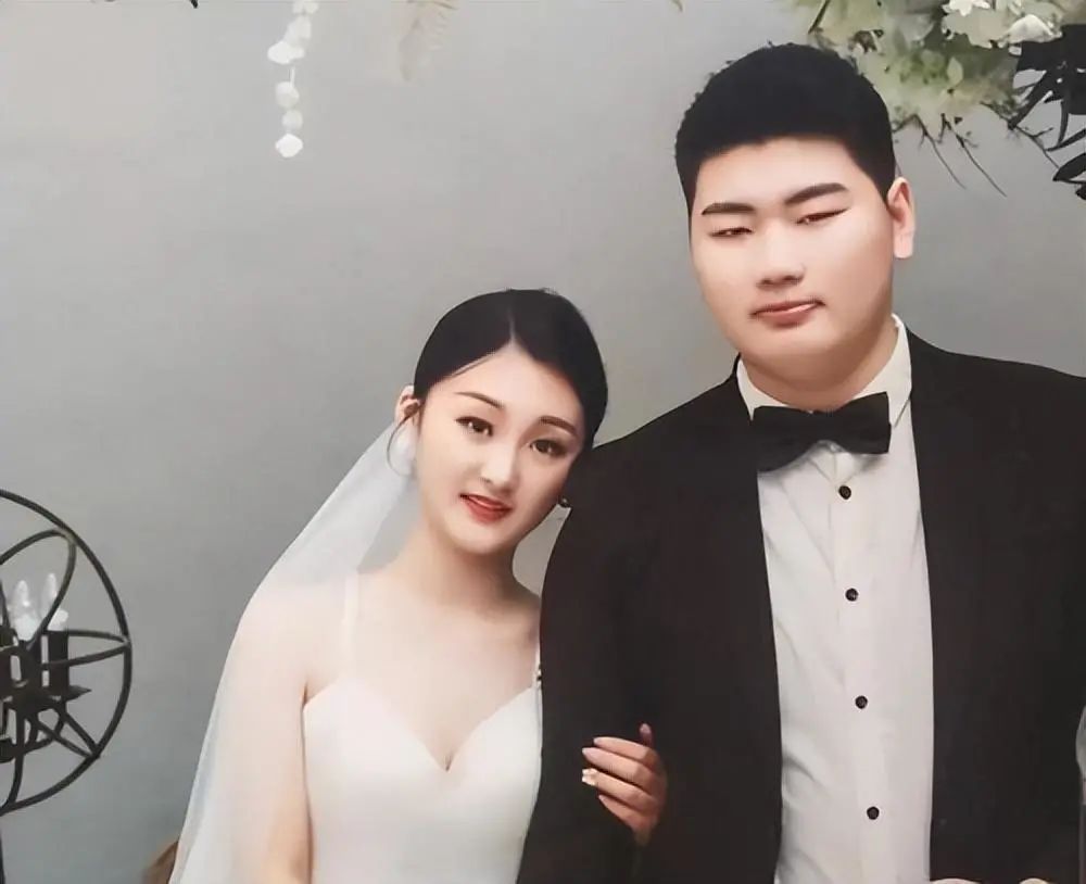 婚纱照,裙上镶满珍珠,裙摆拖尾近两米显气派|大衣哥|陈亚男_新浪新闻