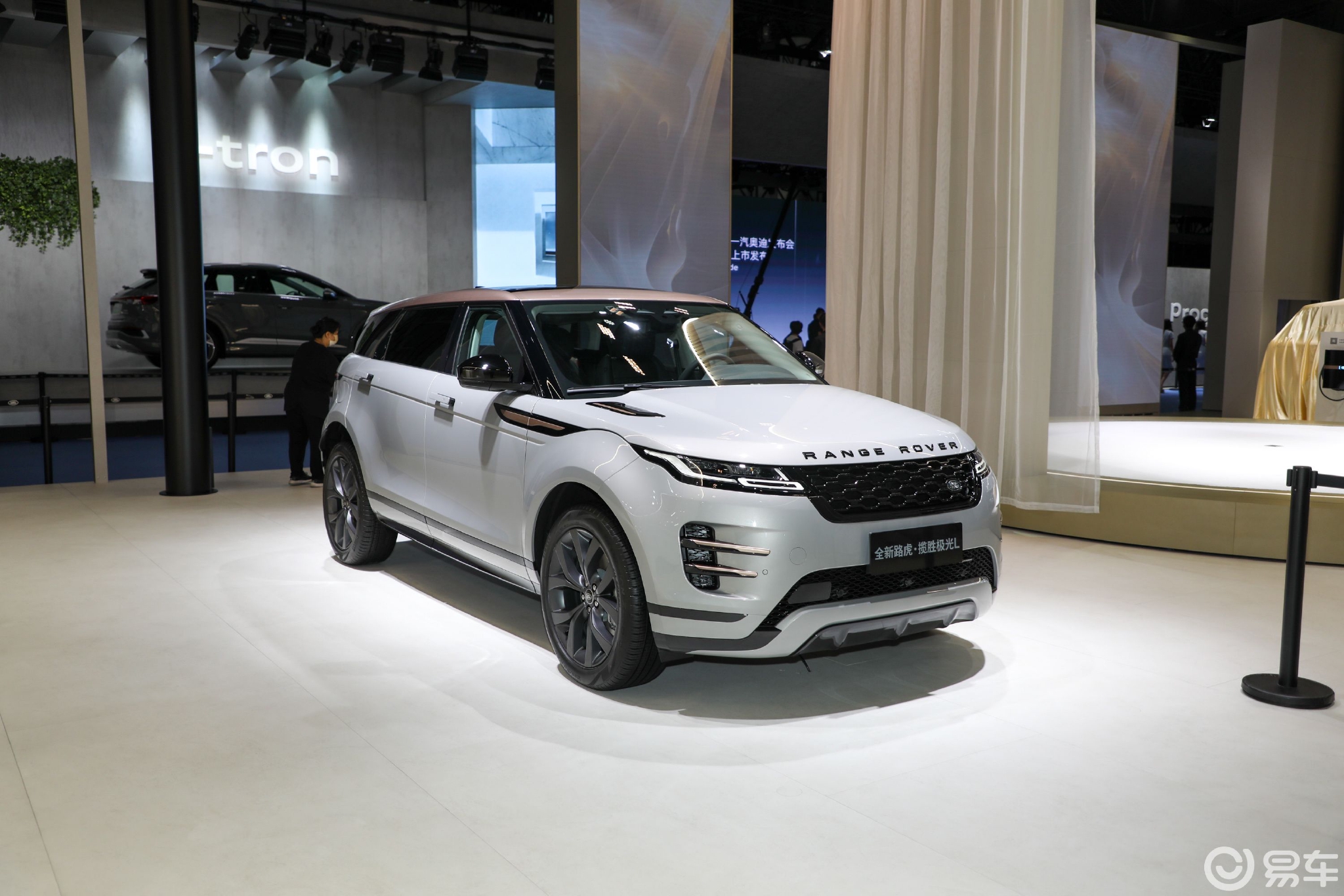 2022成都车展:实拍2022款路虎揽胜极光l-新浪汽车