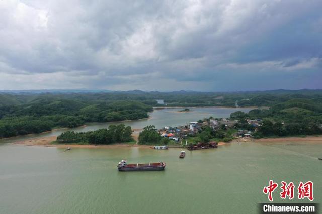 航拍平陆运河起点 郁江航运繁忙_新浪财经_新浪网