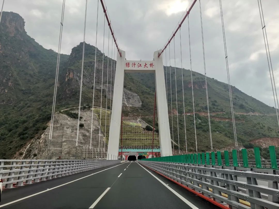 5小时玉溪到楚雄的通行时间全线通车标志着玉(溪)楚(雄)高速公路绿汁