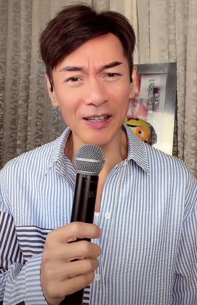 60岁江华近况曝光,皱纹明显面部干瘦,直播中唱张国荣歌曲__财经头条