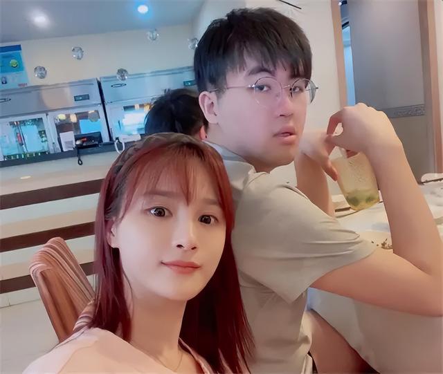 姿态直播过生日,却当场向刘刘汪求婚?刘刘汪镜头大秀戒指__财经头条