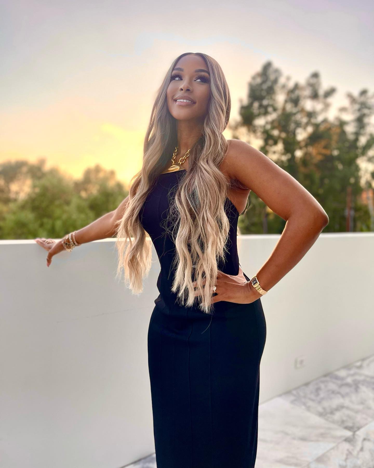 詹姆斯晒妻子照生日快乐女王生活欢笑爱