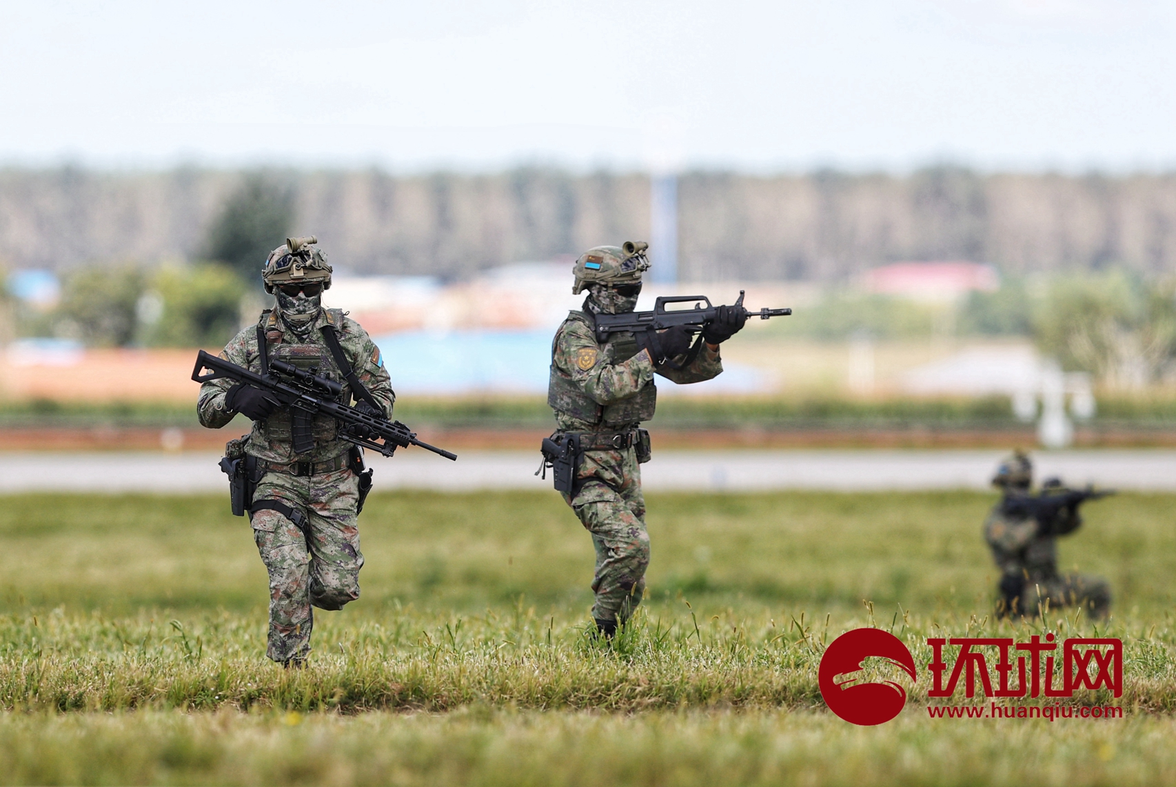 【长春航空展】空降兵携新装备进行空中突击反恐营救行动演示|航空展|环球网|长春市_新浪新闻