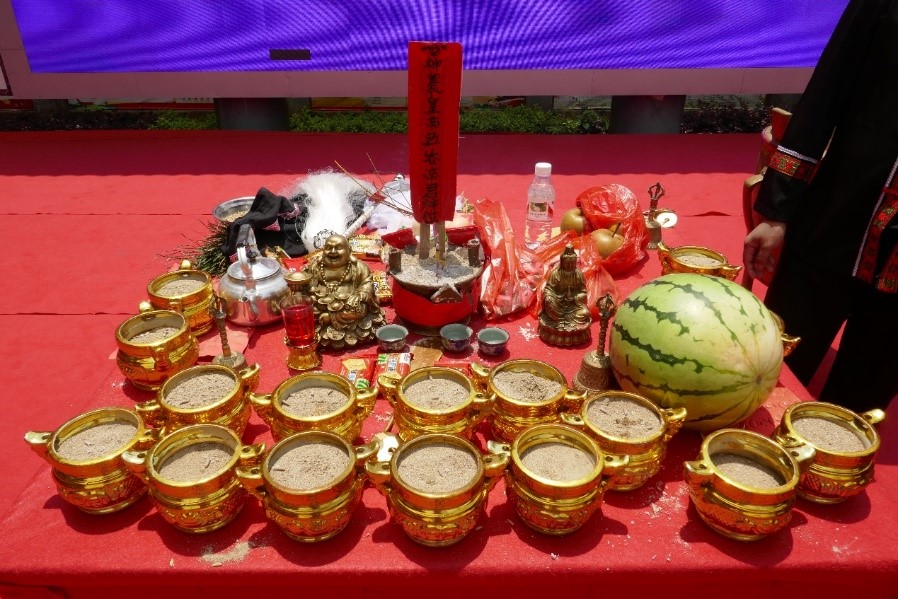 图九 伟江乡跳香节开幕式上五谷神神位和供品(赵晓梅摄,2019年)