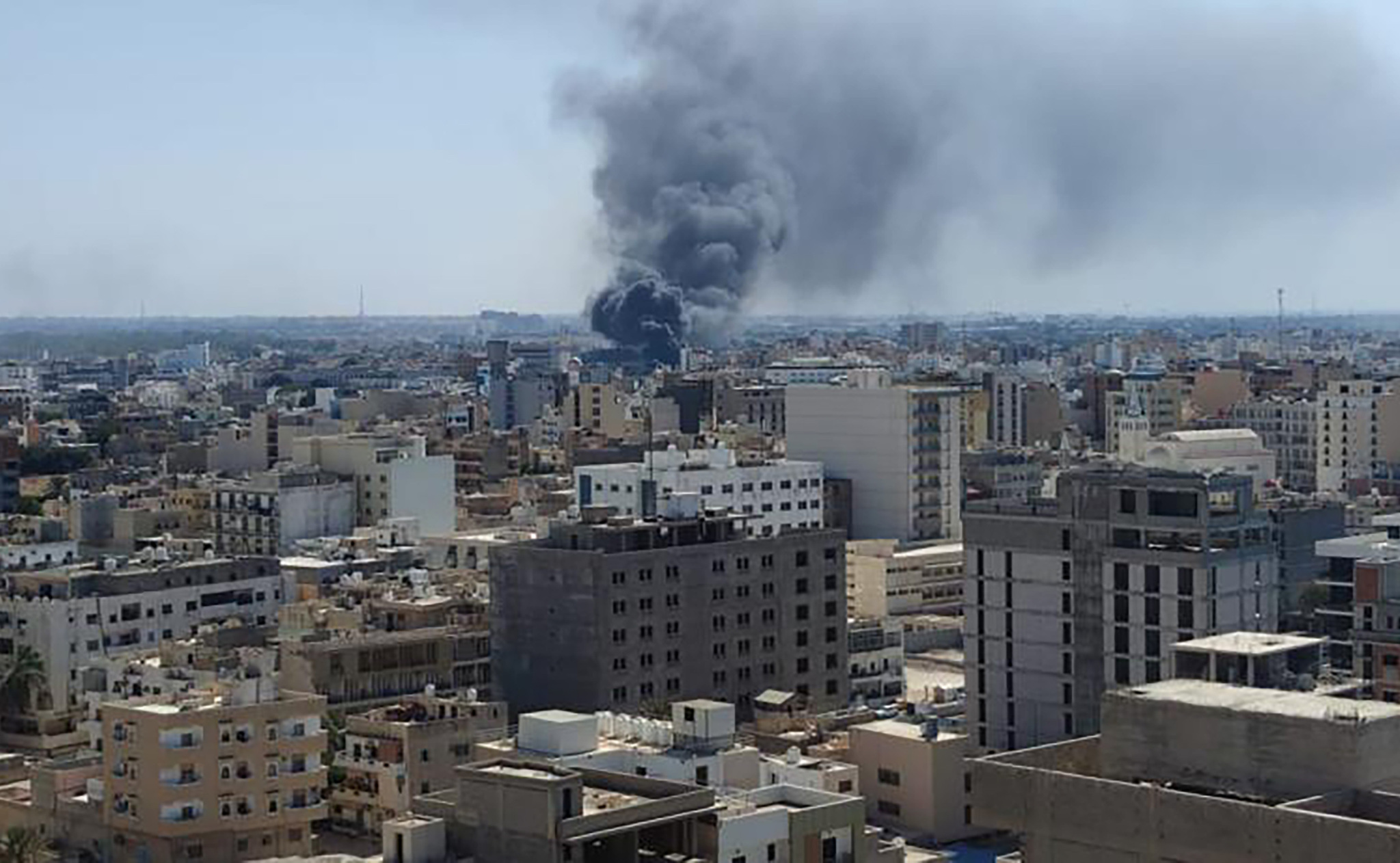 利比亚首都的黎波里发生武装冲突,几个街区都发生了起火和爆炸事件