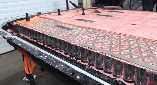 美国专业团队拆解特斯拉Model Y的4680电池包，秘密全部揭晓！