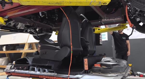 美国专业团队拆解特斯拉Model Y的4680电池包，秘密全部揭晓！