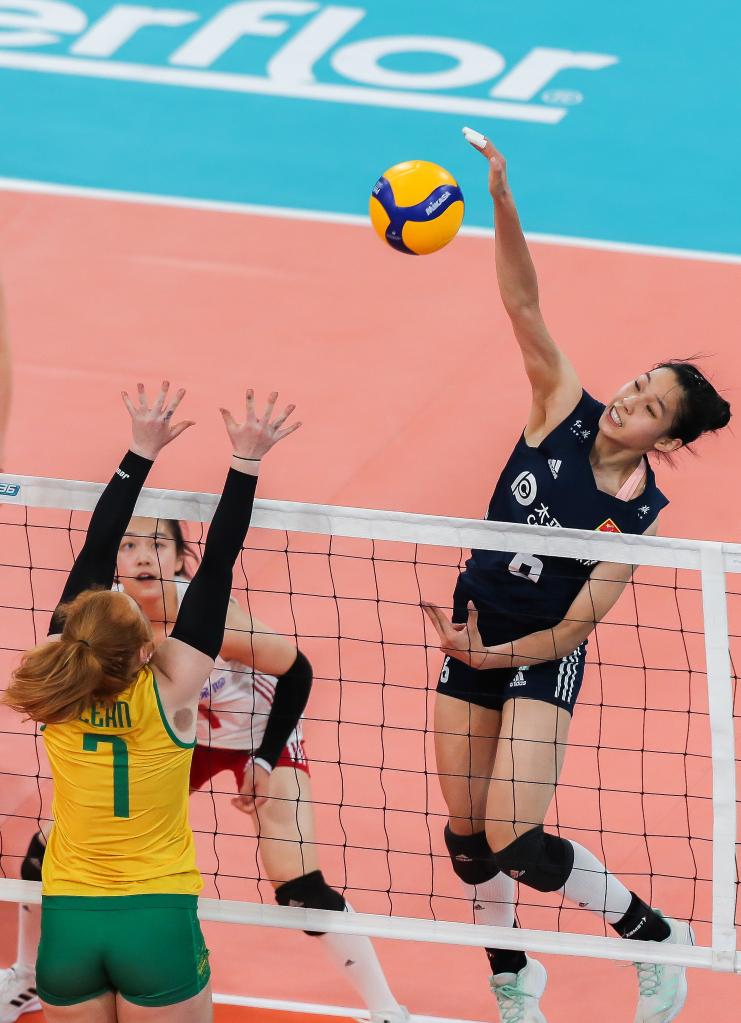 8月27日,中国队球员庄宇珊(右)在比赛中扣球.新华社发(乌马利摄)