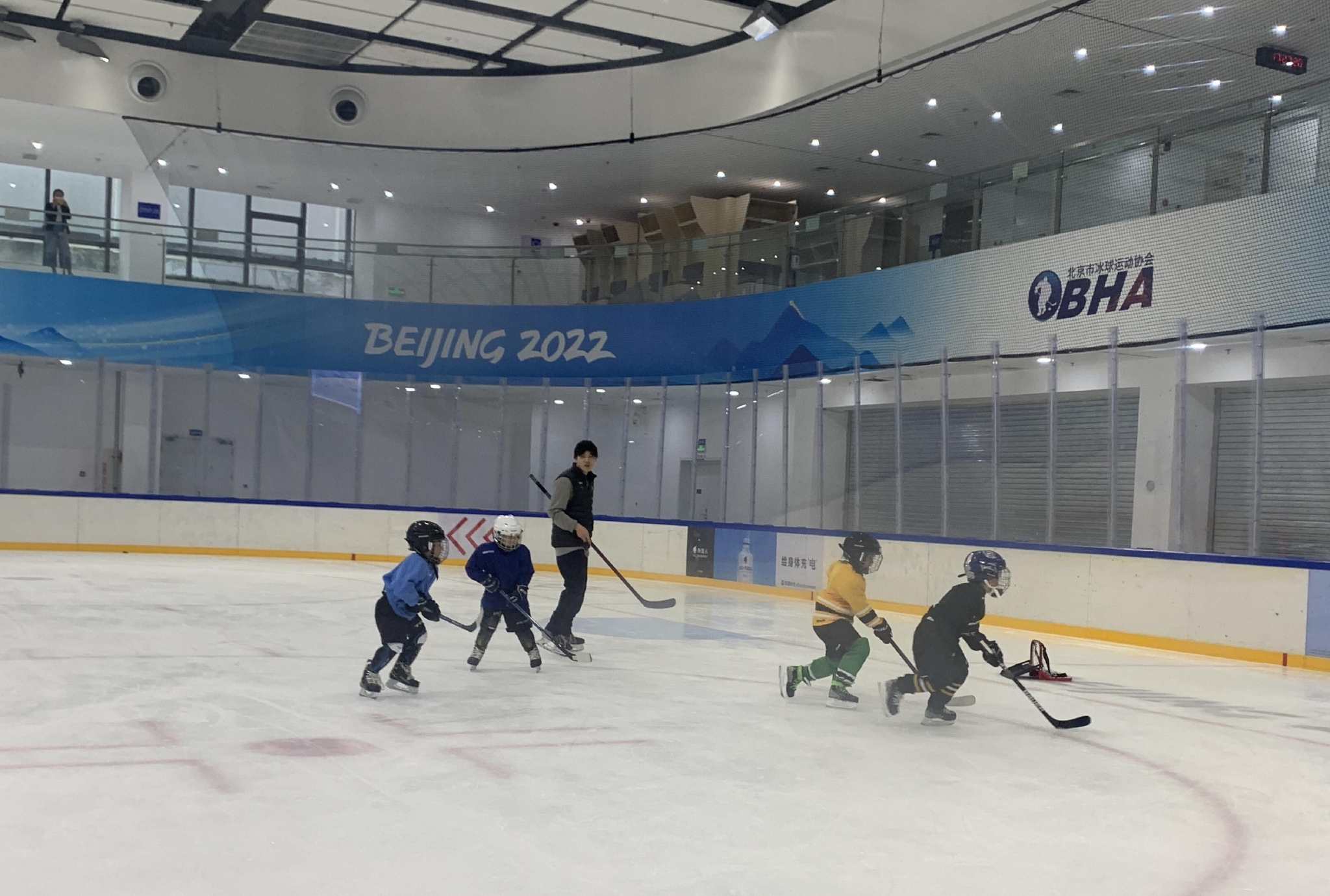 在奥运级冰场进行冰球训练，小朋友们起点很高。 新京报记者 孙海光 摄