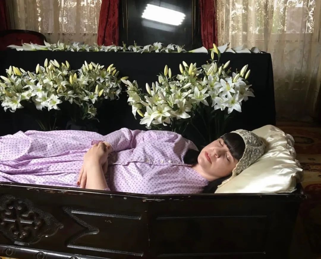 80后女孩拍下各地葬礼,200万人追更:很治愈|塔纳|凯特琳|玻利维亚