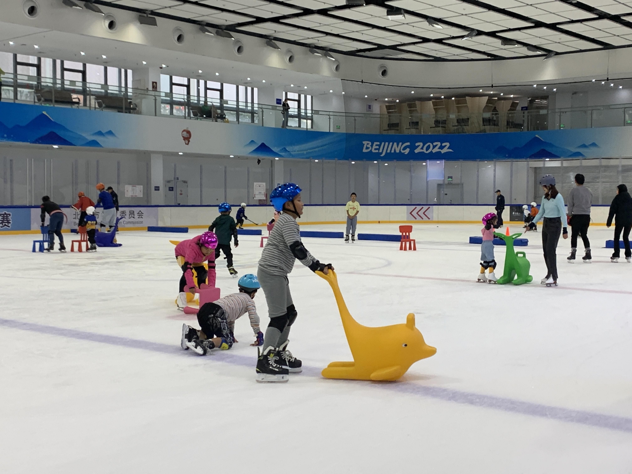 滑冰爱好者在奥运级冰面上体验滑冰乐趣。 新京报记者 孙海光 摄
