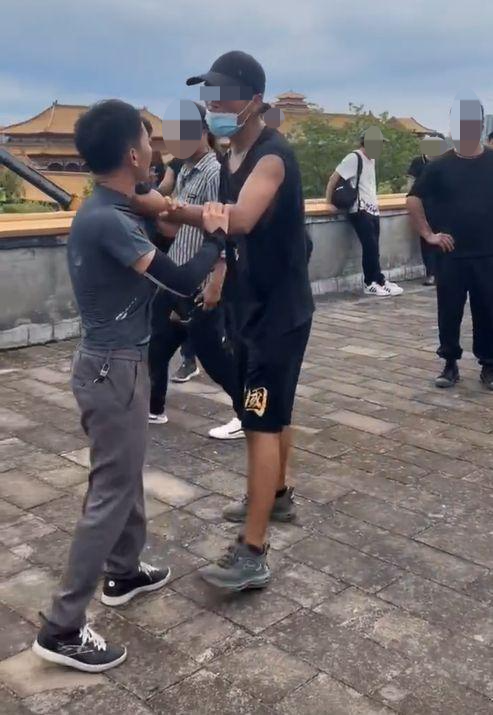 网曝《莲花楼》剧组殴打代拍 剧组：打人者已开除处理休闲区蓝鸢梦想 - Www.slyday.coM