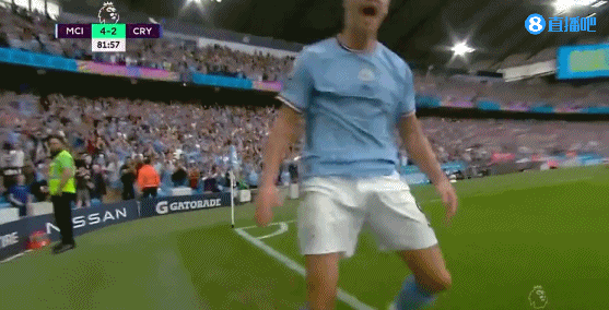 在扳平和戴帽后,哈兰德也非常激动地庆祝了进球.