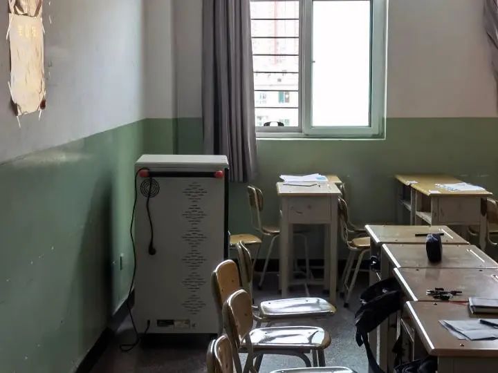 图为太原市第六十三中学校教室内的充电柜。（国务院第九次大督查第一督查组供图）