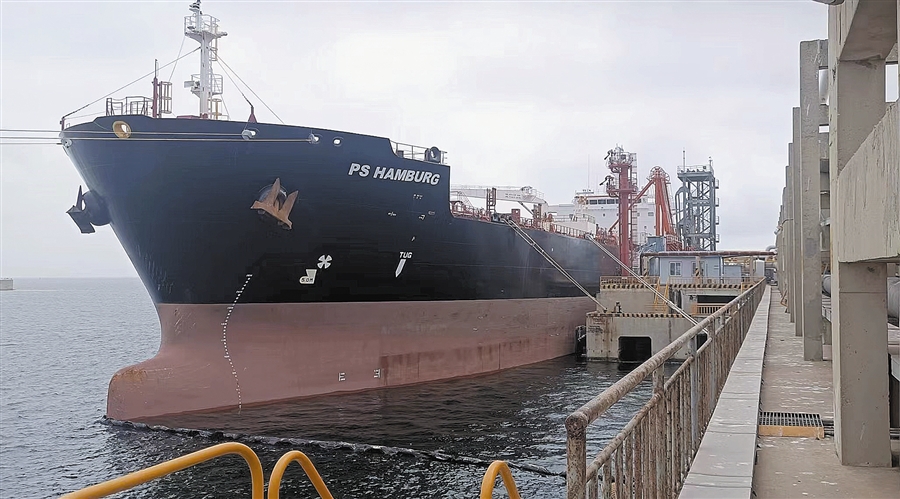油轮靠泊大连新港油库，完成集港、备货与质量检验工作后，油品即将出口。图片由受访单位提供