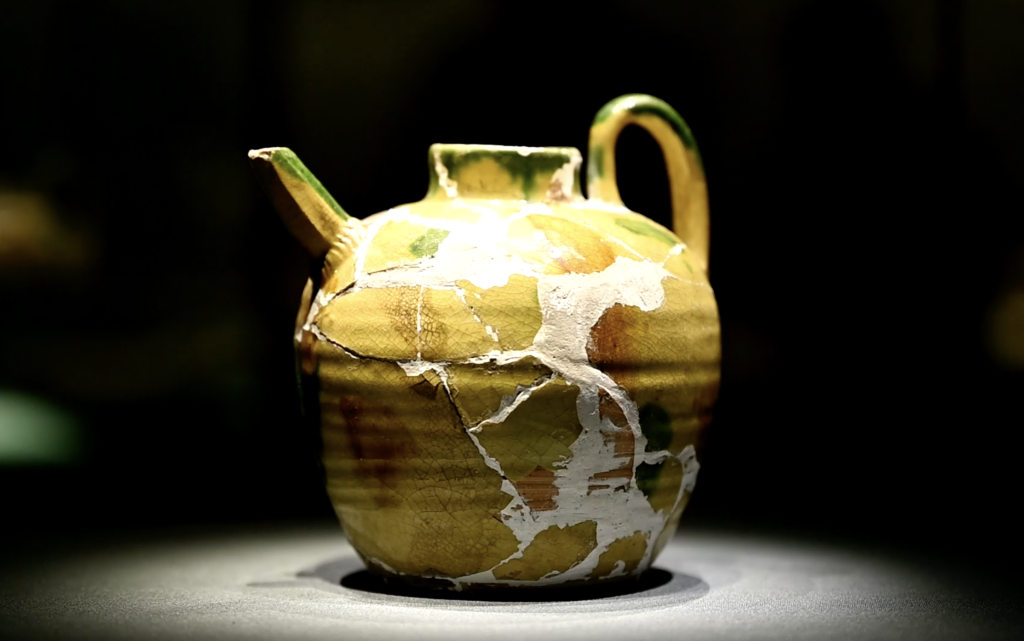 　　这是此次“唐三彩窑产品比较展”展出的黄釉彩绘注壶。（王笑楠 摄）