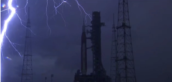 突发！美登月火箭发射台遭雷击休闲区蓝鸢梦想 - Www.slyday.coM