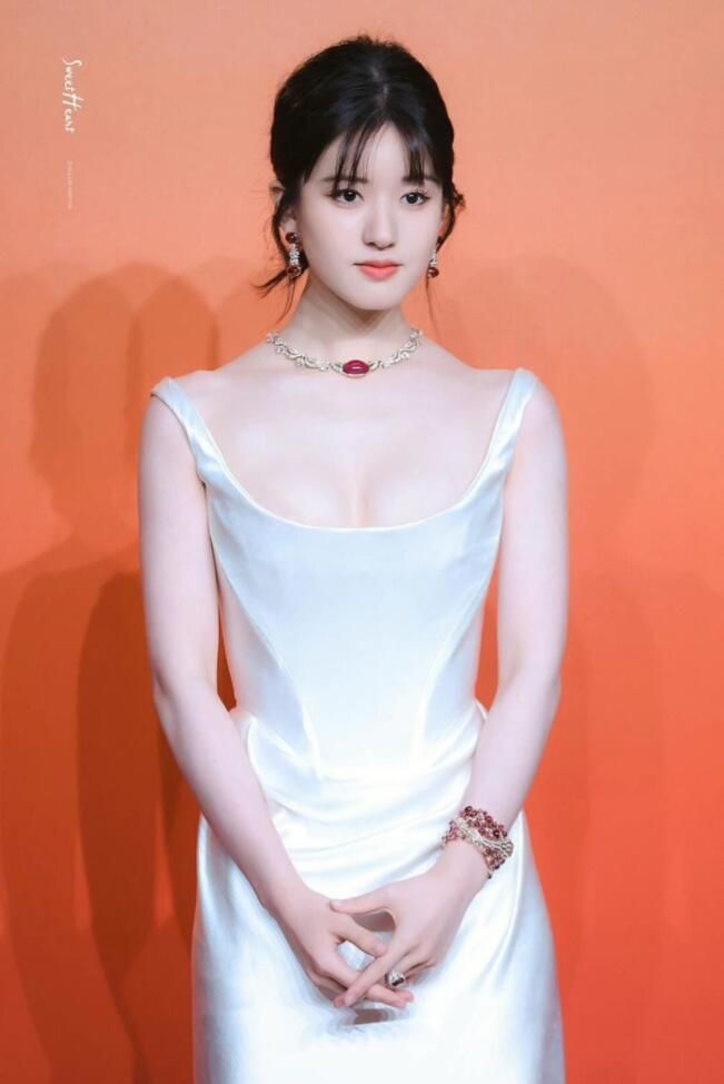 赵露思颇受争议的性感美照,怎么感觉嘴巴有点地包天呢|赵露思|性感美