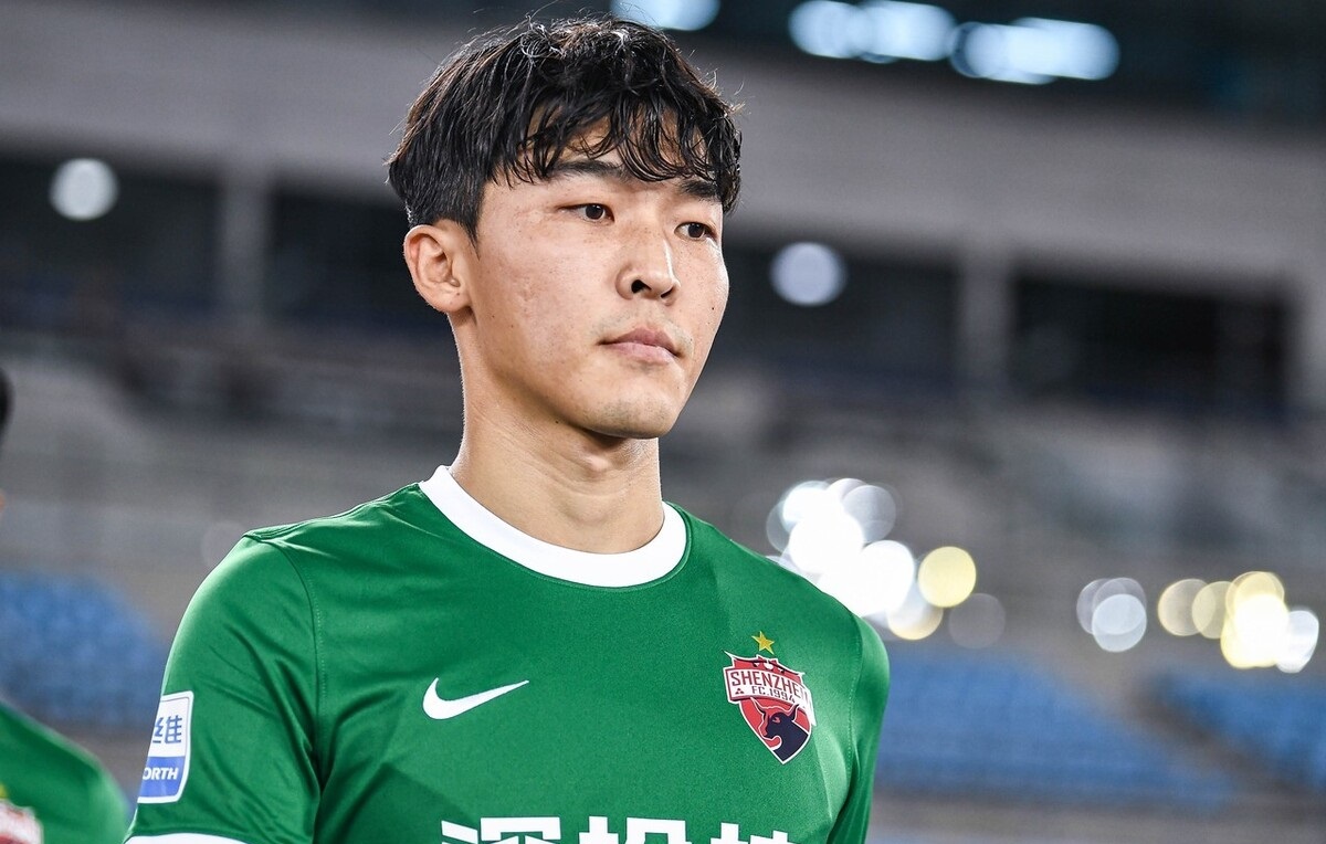 在球迷认知当中,裴帅这脚长传球,只要踢过球的人,都应该能接住,并且