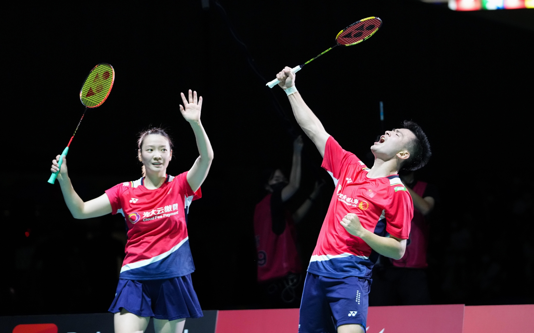 郑思维(右)/黄雅琼夺冠后激情庆祝.&nbsp; 图/新华社